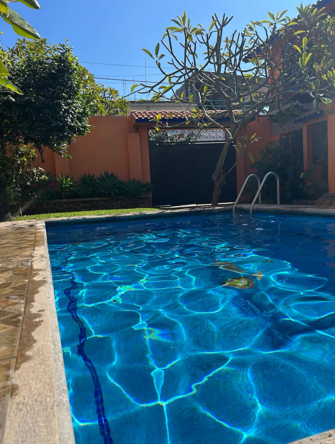 Propiedad de Airbnb exitosa: Family Fun, Private Pool and Garden, Sun en Puente Blanco
