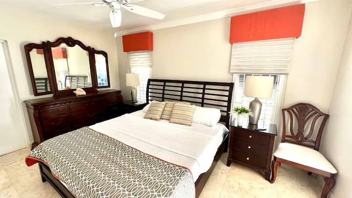Suite studio avec lit King Size dans la villa ParadiseOne.  À quelques pas de la villa Aqualara. 
