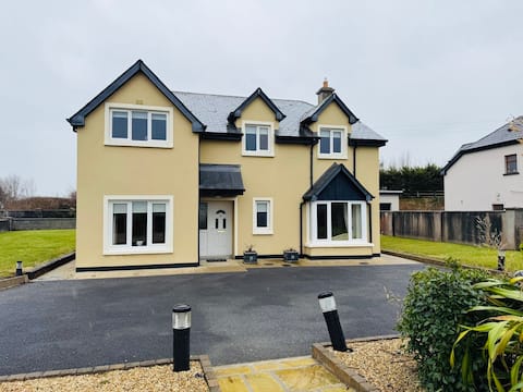Spacious Ennis Retreat—Near Golf & Town