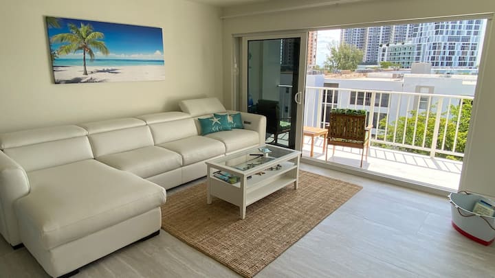 Sunny Isles Beach Aptm With A Bit Of Ocean View - Sunny Isles Beach, FL