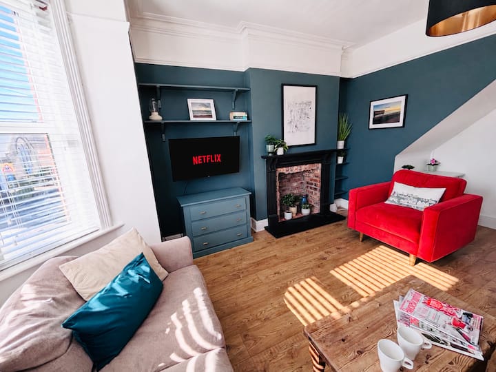 Beach Apartment- Garden & Parking- Sleeps 6-8 - Bournemouth