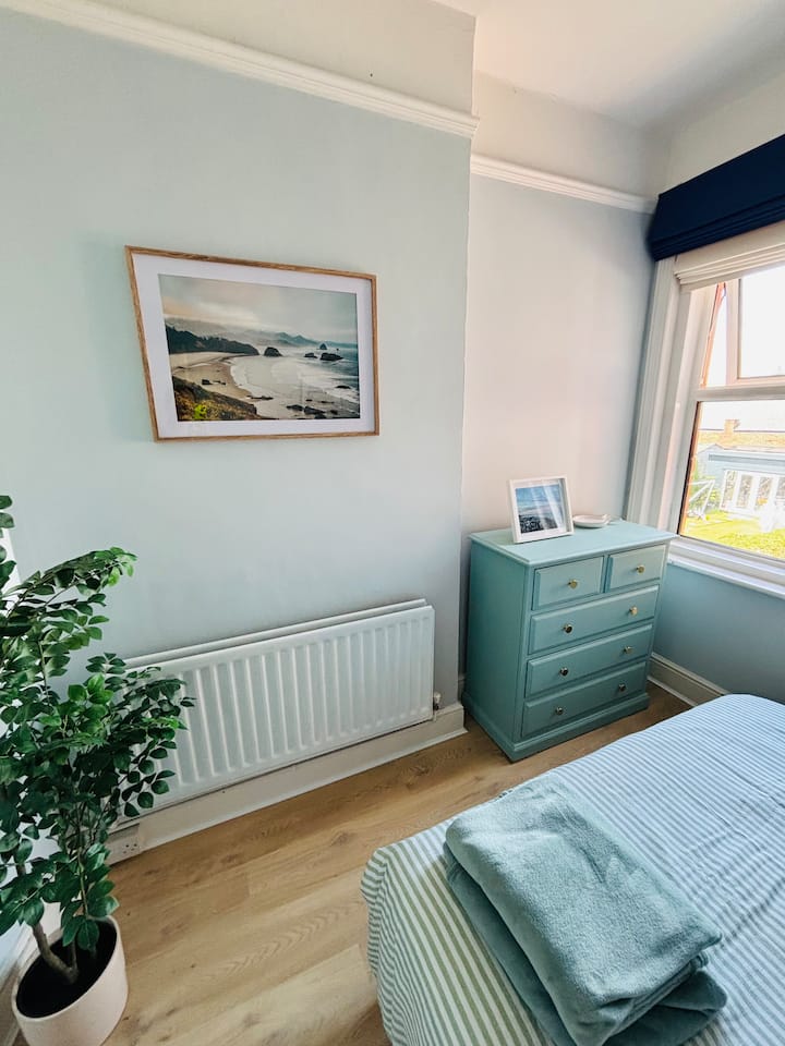 Lovely, calm room with super comfy 'Emma' brand mattress for a great night's sleep.  Fast WIFI.  Black out blinds for a perfect night's sleep.  Travel cost available if needed.