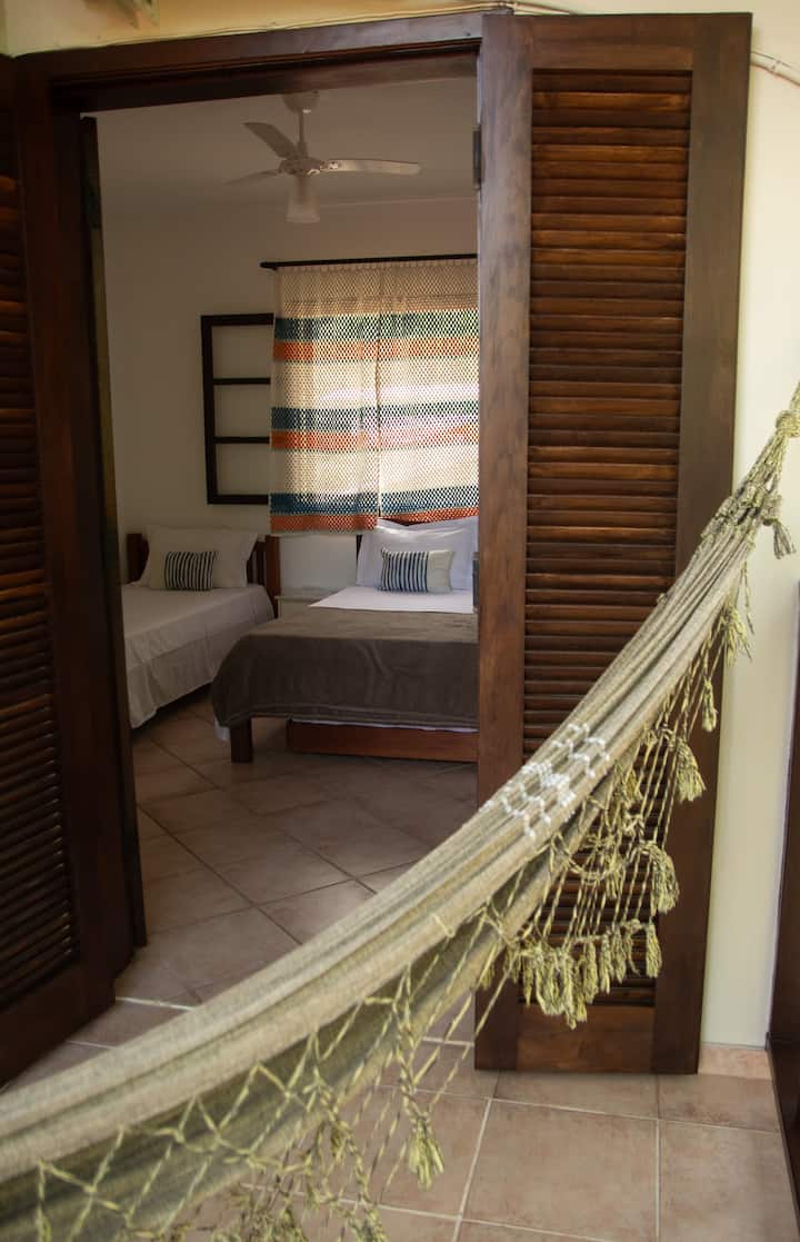 主套房配有一张双人床和一张单人床，可以安排一张辅助床。 这里可以欣赏到Serra do Mar和Baepi Peak的美景。