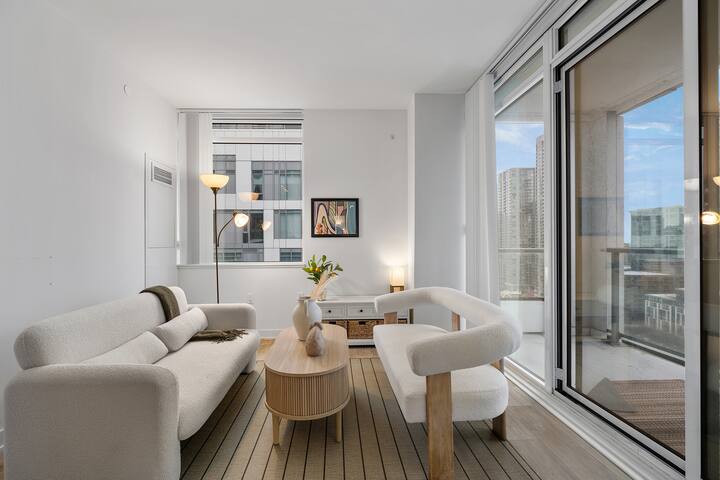 3BR/2BA Japanese-styled CN-Tower View Condo gallery image 3