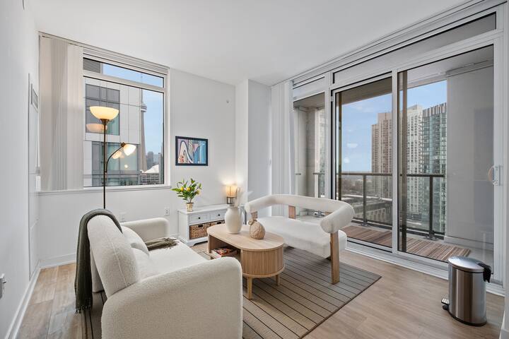 3BR/2BA Japanese-styled CN-Tower View Condo gallery image 2