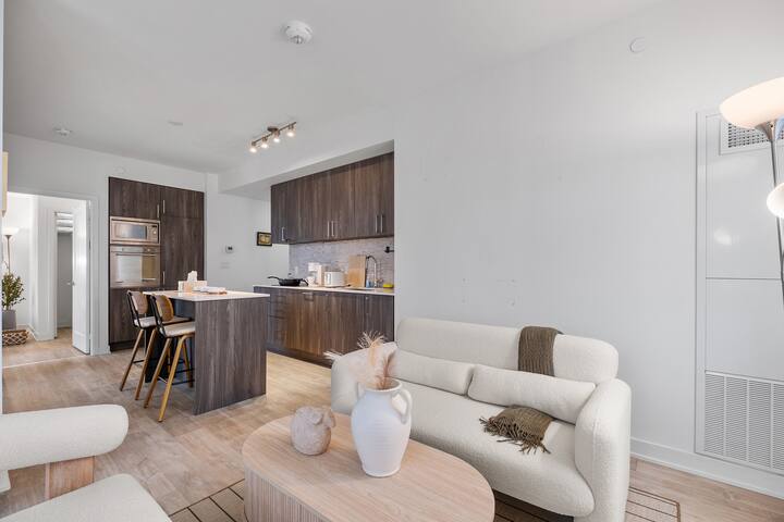 3BR/2BA Japanese-styled CN-Tower View Condo gallery image 4