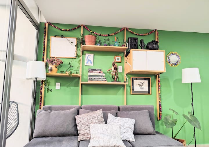 ¡Amo este rincón de mi hogar! ✨ La combinación de plantas, arte y libros crea un ambiente acogedor y vibrante. 
