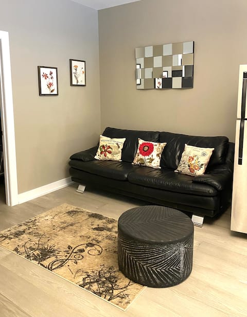 Top performing Airbnb: PinesGuestHouse walk to lake 2bdrms in Innisfil
