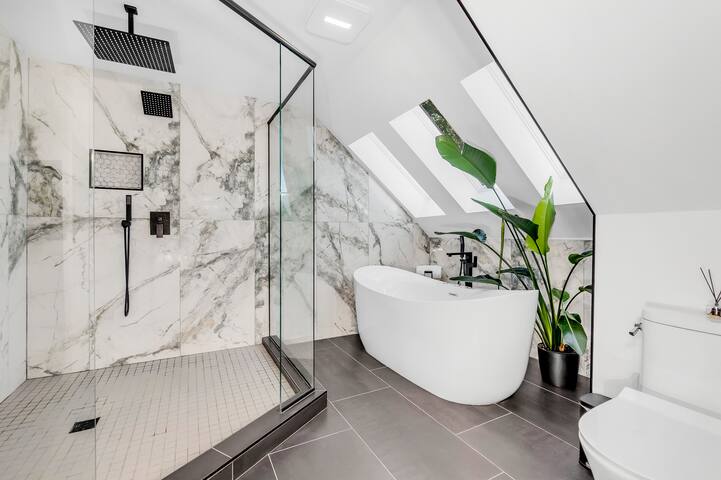 ~Relax in the Hot Tub Overlooking Lake Minnetonka! gallery image 5