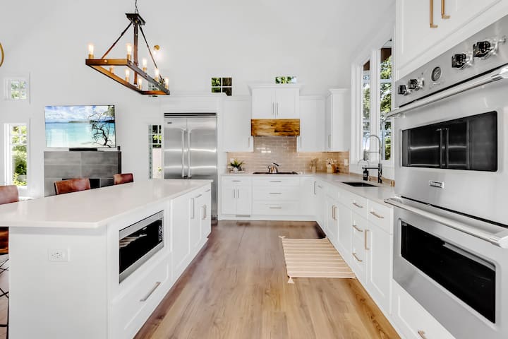 ~Relax in the Hot Tub Overlooking Lake Minnetonka! gallery image 3