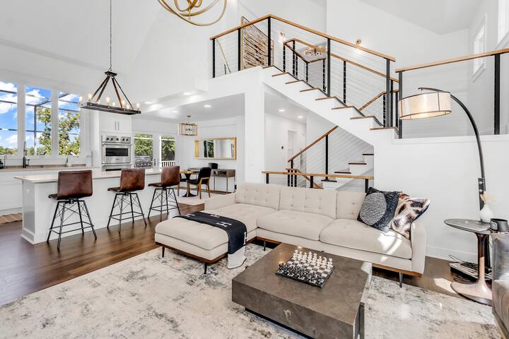 ~Relax in the Hot Tub Overlooking Lake Minnetonka!