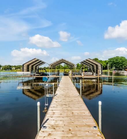 ~Relax in the Hot Tub Overlooking Lake Minnetonka! gallery image 4