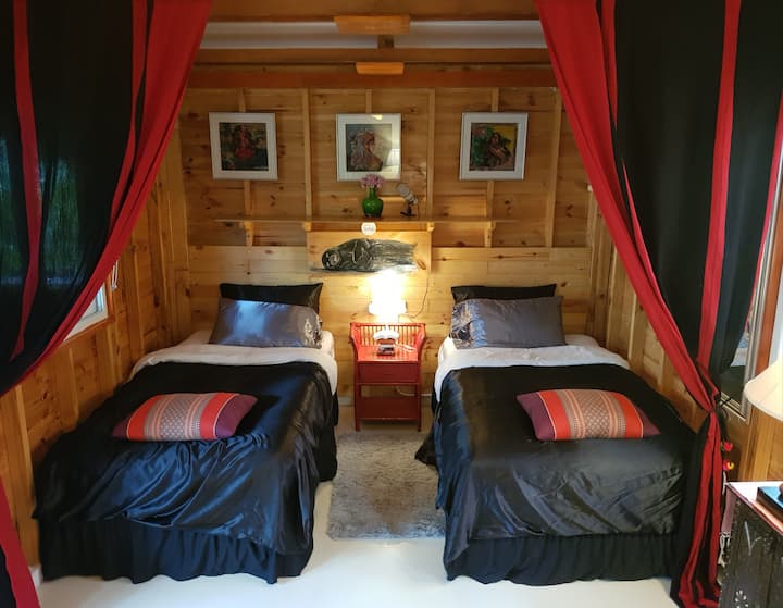    Двата единечни кревета, покриени со природни бели памучни чаршафи и навлаки за сатенски перници. Бленкетите се и памучен и црн сатен.
    Завесите може да се спуштат, а креветот може да се прикачи за да се направи брачен кревет (широк 150-179 см). 
