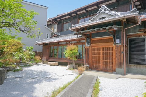 Free parking/old private house/up to 14 people/Japanese garden/2 bathrooms/pets allowed/30 minutes b