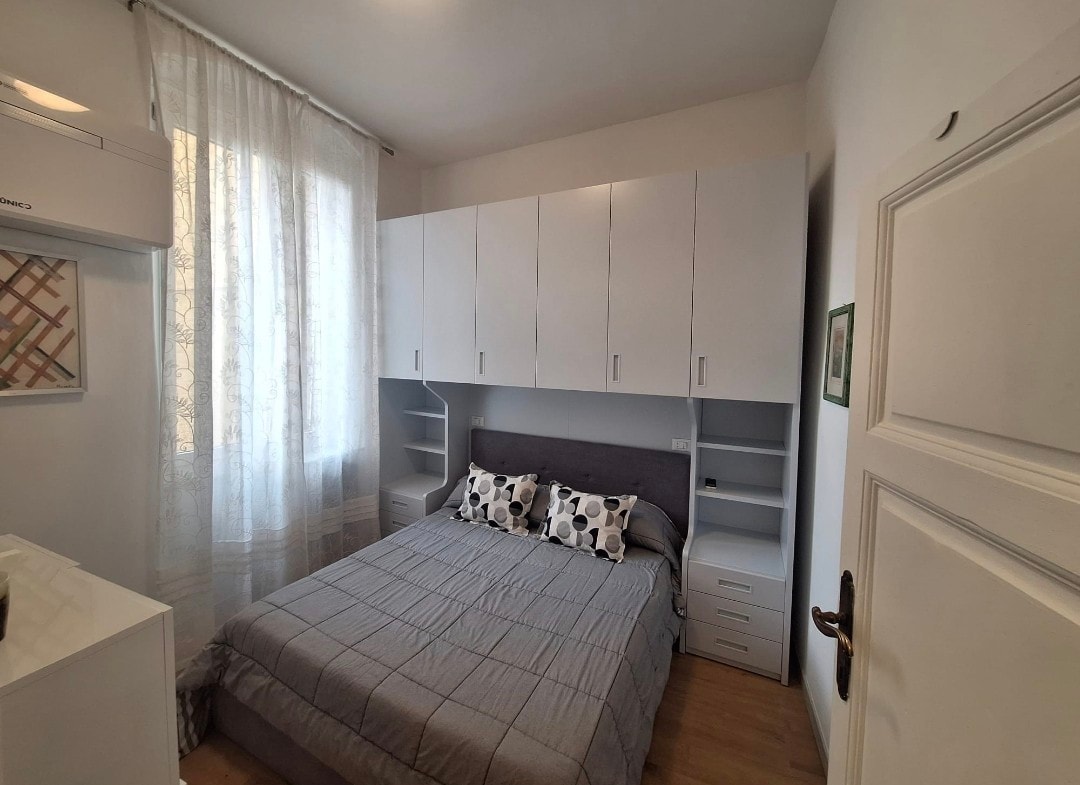 تطل غرفة النوم المزدوجة على الفناء، هادئة جدًا 