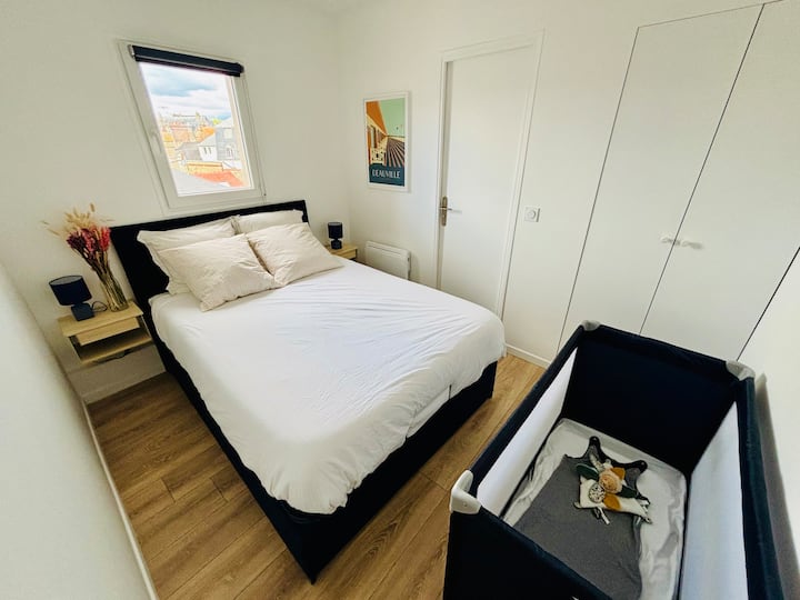 Преглед на спалната соба со дупли кревет и раширен кревет со чадор. Плакарот ќе ви овозможи да ги чувате куферите и да ја тргнете облеката. 