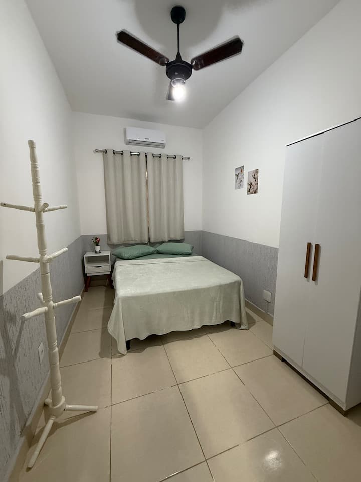 Shpresa e katërt

Atmosferë e qetë dhe e rehatshme, me një krevat të rehatshëm, ajër të kondicionuar dhe një hapësirë të organizuar për një pushim të lehtë dhe freskues.