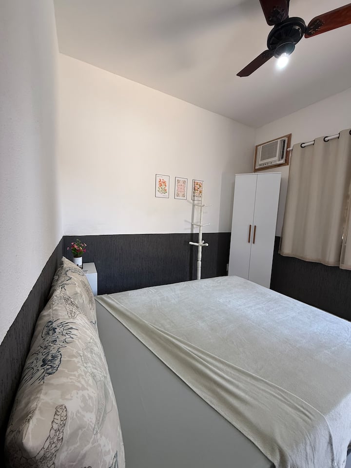 Lumturia e katërt

Hapësirë e rehatshme dhe me ajër të kondicionuar, me një krevat të rehatshëm dhe një atmosferë të lehtë, e projektuar për të ofruar mirëqenie dhe net të këndshme.
