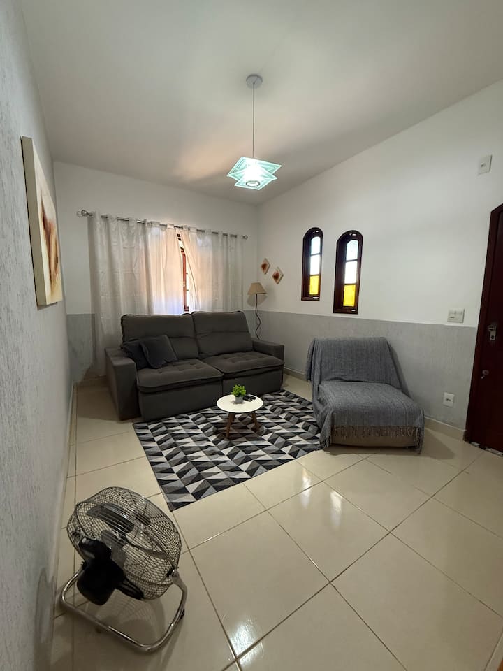 Dhomat e ndenjjes

Ambient i gjerë me një divan të rehatshëm dhe një hapësirë të përkryer për t'u çlodhur, për të biseduar ose për të parë TV pas një dite vizitash.