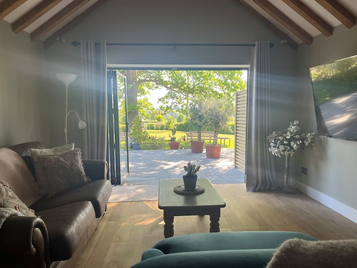 Chic Countryside Garden Room & Hard Tennis Court - Bexhill
