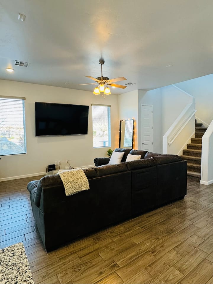 Spacious Modern Home Near Nmsu & I-10 - Las Cruces, NM