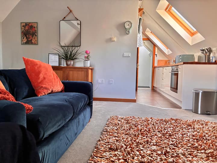 One Bed Coachhouse Close To Cmk And Willen Lake - Milton Keynes