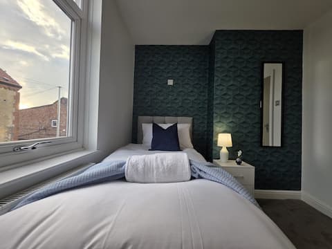 #18 Anfield 5 min walk Sleeps 7 4BR 5Bed 3Bathrms