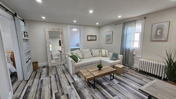 Cozy, Close And Contemporary! - Niagara Falls