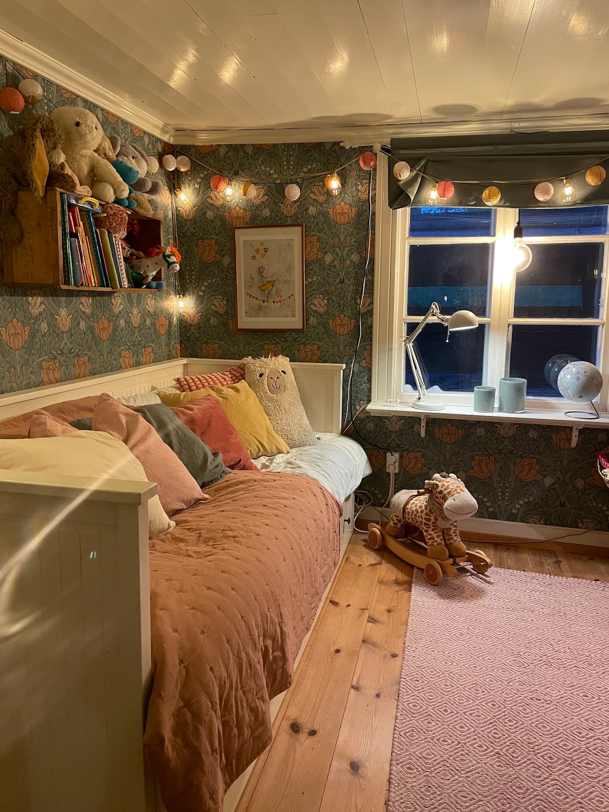 Საძინებელი გასაშლელი დივნით, რომლის გამოღებაც შესაძლებელია და 160 სიგანის. Ასევე გამოიყენება საბავშვო ოთახად სხვადასხვა სათამაშოებით. 