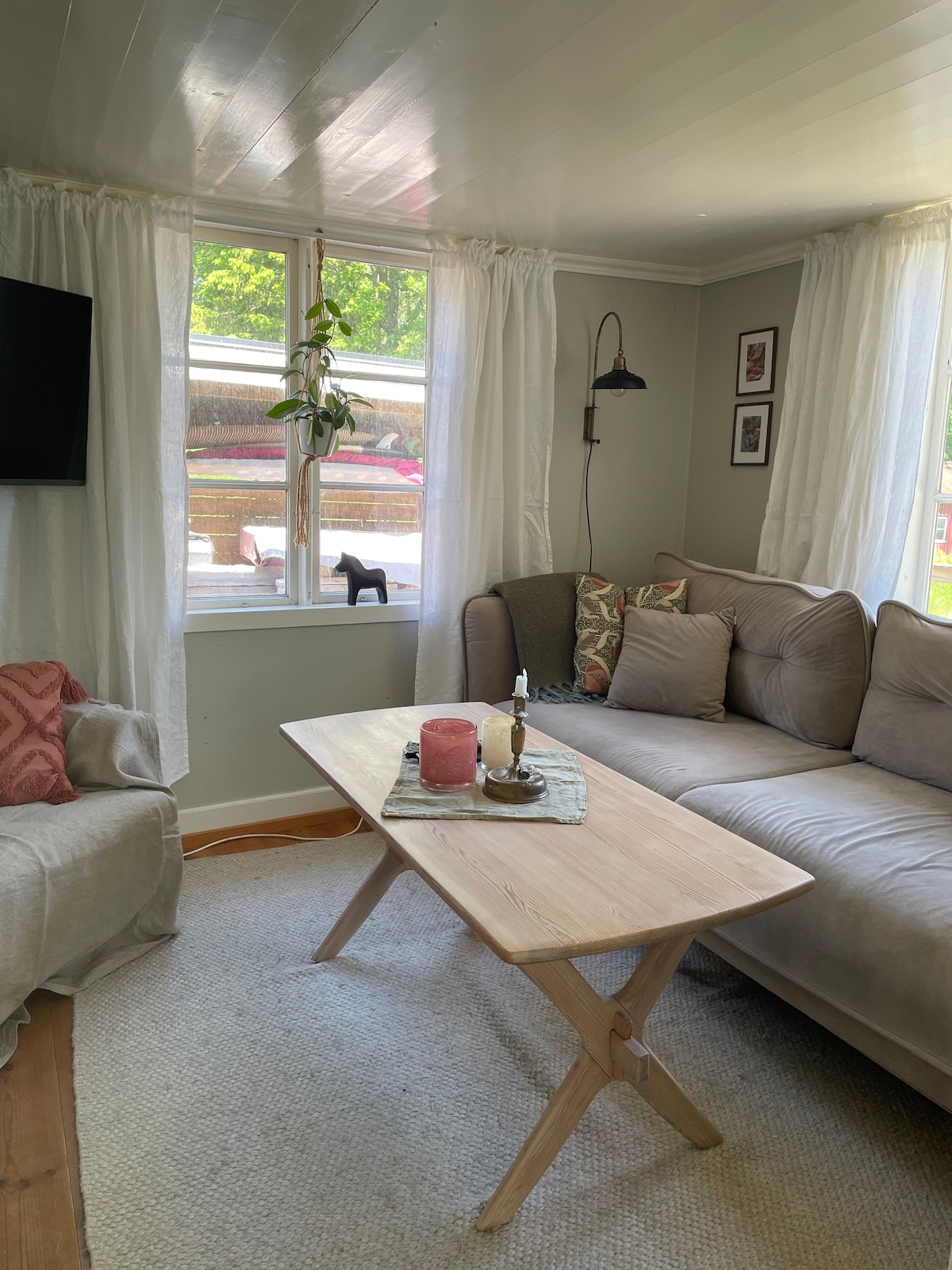 Მისაღები ოთახი გასაშლელი დივნითა და სავარძლით. Ტელევიზორი აუდიოსისტემით. 