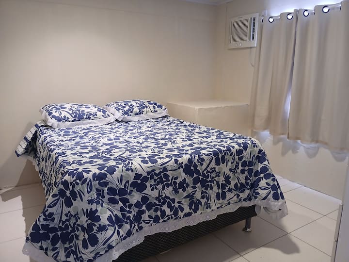 卧室配备1张双人床+智能电视+空调（如果有4人入住，可提供1张额外床垫）