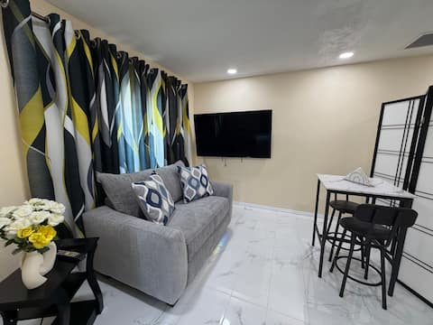 Top Airbnb: Central and Charming Studio in Lehigh Acres