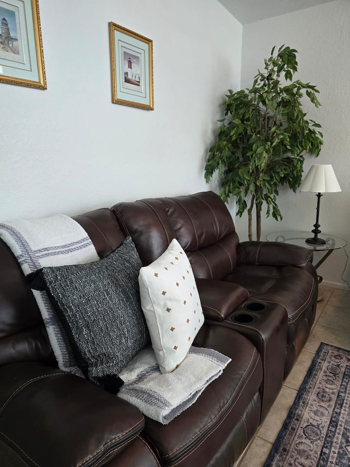 Sea Breeze Lodge! 3 King Beds, 4 Bedroom/2 Bath - Sarasota