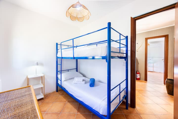 dormitorio con aire acondicionado y literas 