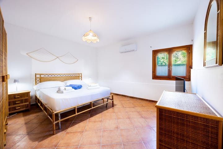 Dormitorio doble con aire acondicionado, armario y TV