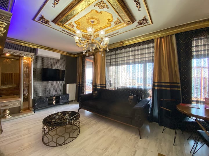 Huoneen vuodesohva voidaan avata mukavasti nukkuvan henkilön kokoon