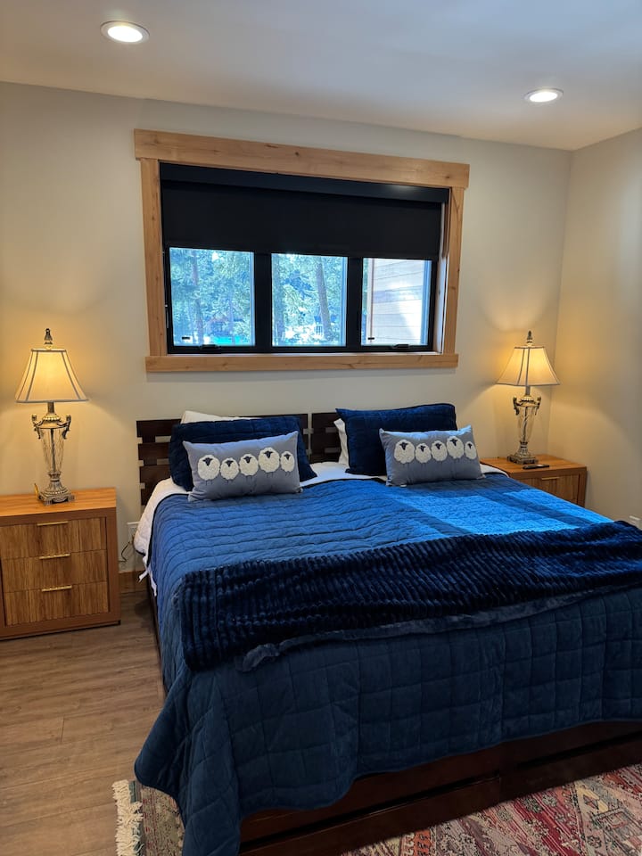 Manželská posteľ s vlastnou kúpeľňou a súkromným prístupom na krytú terasu s výhľadom na 13. plavebnú dráhu 