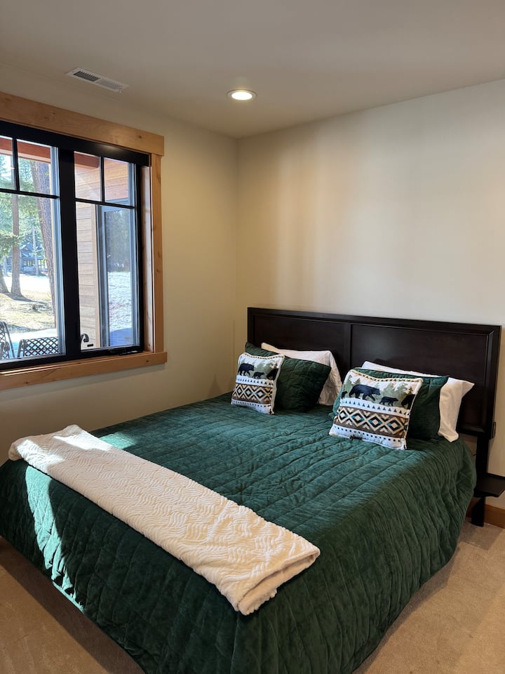 Manželská posteľ s vlastnou kúpeľňou a prístupom na súkromnú terasu a vírivku s výhľadom na 13. plavebnú dráhu!