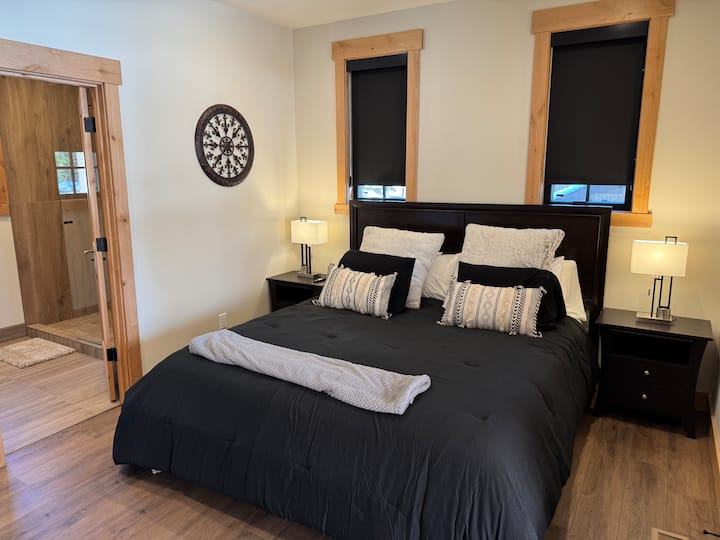 Manželská posteľ s vlastnou kúpeľňou a súkromným prístupom na krytú terasu s výhľadom na 13. plavebnú dráhu ! 