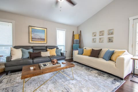Successful Airbnb property: Bright & Spacious House w/Pool in The Colony