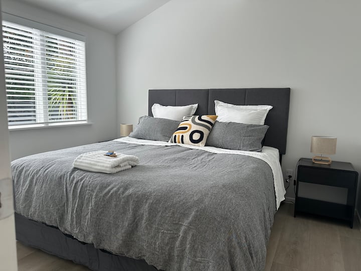 מיטת סופר קינג סייז מפוארת לשינה רגועה ומרעננת.