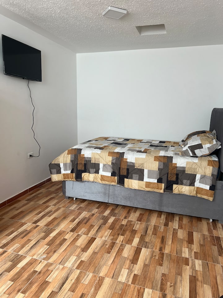 חדר מרווח ונוח, המיועד לעד 4 נפשות. יש בו מיטה זוגית גדולה ומיטה זוגית נוספת, אידיאלית למשפחות או לקבוצות של חברים. מרחב מעשי ונעים למנוחה.