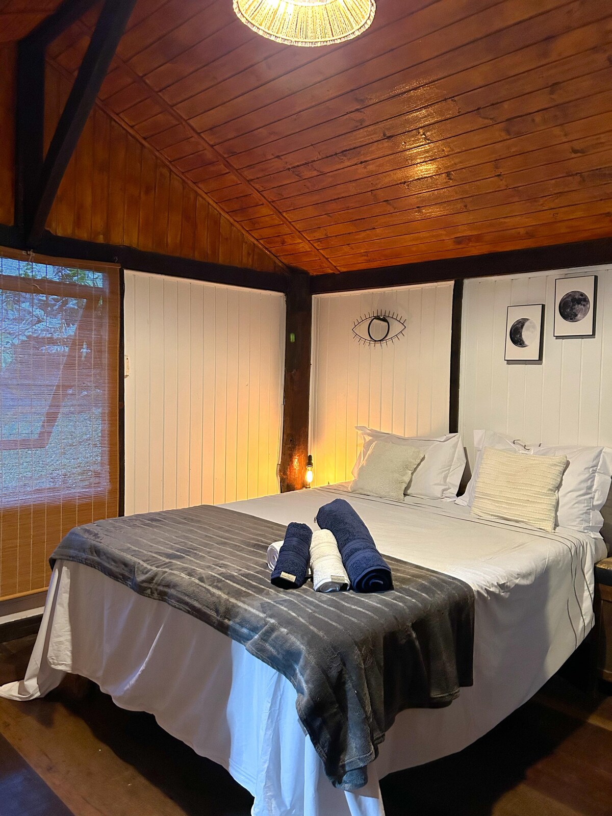 卧室可欣赏美景，配备标准双人床（Ortobom Pro-Saude床垫。 200-300针数100%纯棉床上用品和高重量、全身毛巾！ 