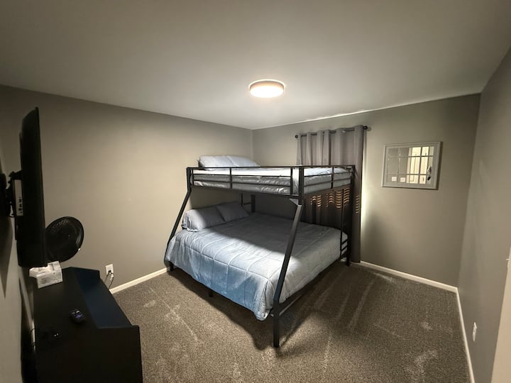 Chumba cha 3 cha kulala kinajumuisha vitanda vya ghorofa vilivyo na godoro la ukubwa wa KIFALME chini na ukubwa wa Malkia juu. Televisheni mahiri na feni ya 50"pia imejumuishwa