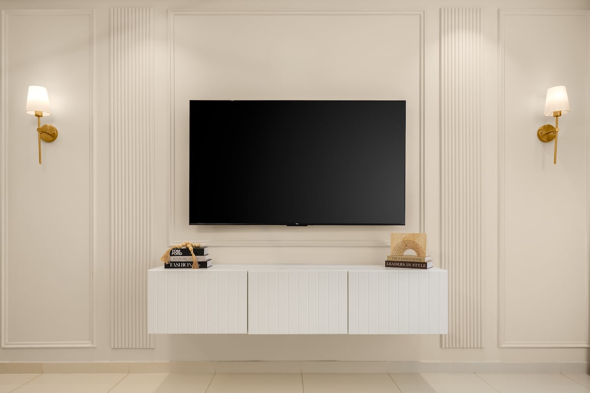 Добро дизајниран простор за забава со стилска конзола, модерни светилки и удобен амбиент за релаксирачки ноќи во.