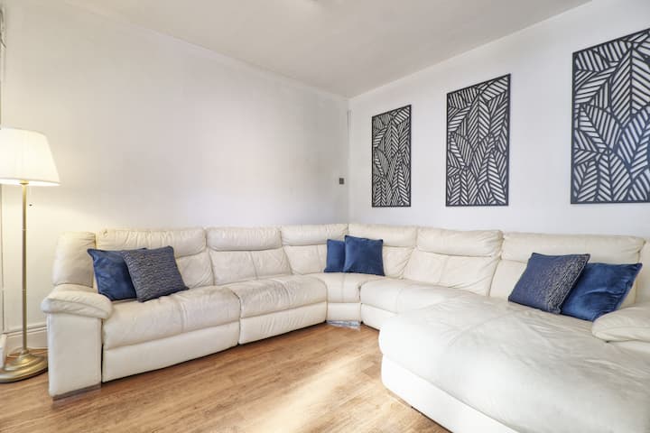 Sleeps8, Secure
Driveparking, Long Term, Fastwifi - Southend-on-Sea