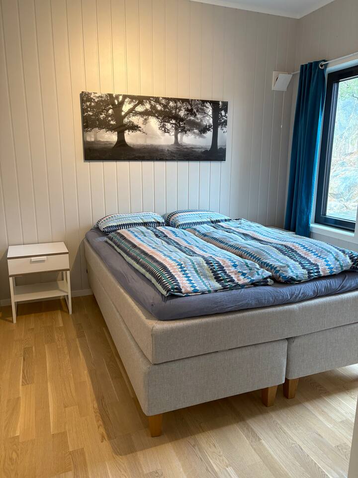 Главна спална соба, кревет од 150 см. Ноќна масичка и плакар. 