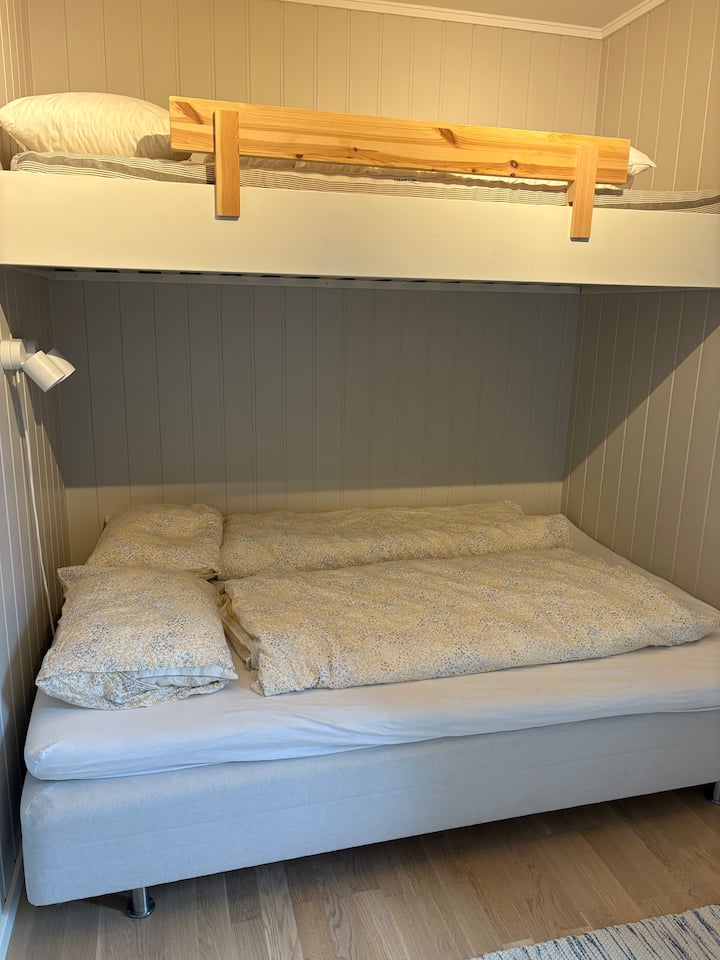 Семеен кревет на спуштање, кревет од 140 см на долниот кат и кревет од 90 см над него. Има мал избор за да стигнете до горниот спрат, па користете го само дуплиот кревет под него.