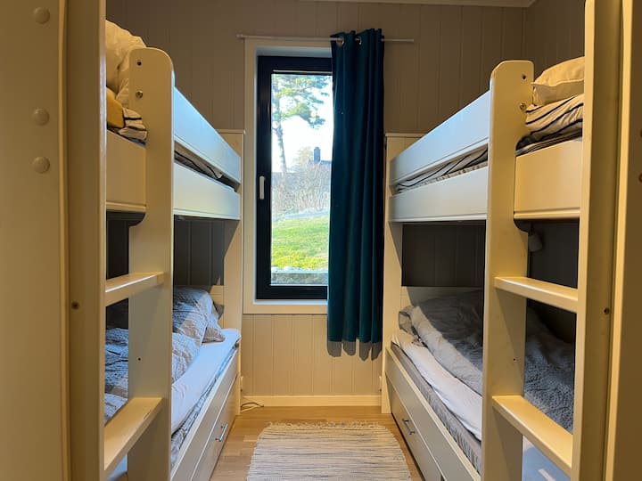 2 кревета на спрат, ширина од 90 см. Полица за складирање на облека. Има доволно простор за багаж.