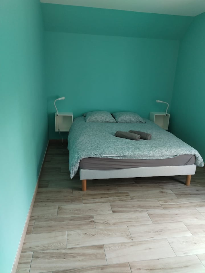  Habitación con cama doble de 140 cm
Un espacio acogedor y confortable para noches tranquilas.


